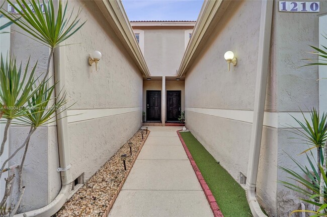 1210 Sorrento Dr in Weston, FL - Foto de edificio - Building Photo