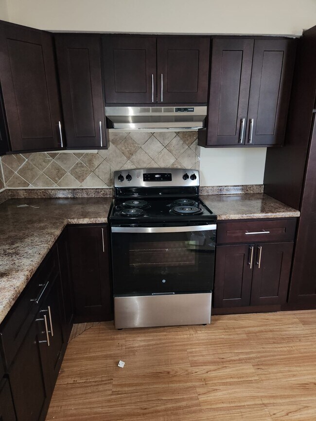 18 Tennyson St in Carteret, NJ - Building Photo - Building Photo