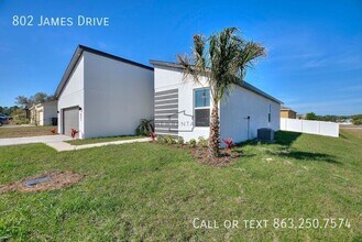 802 James Dr in Poinciana, FL - Foto de edificio - Building Photo
