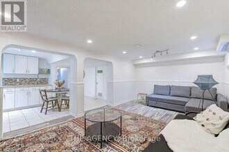 82 Harrison Dr in Newmarket, ON - Building Photo - Building Photo