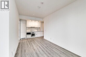 180 Front St E in Toronto, ON - Building Photo - Building Photo