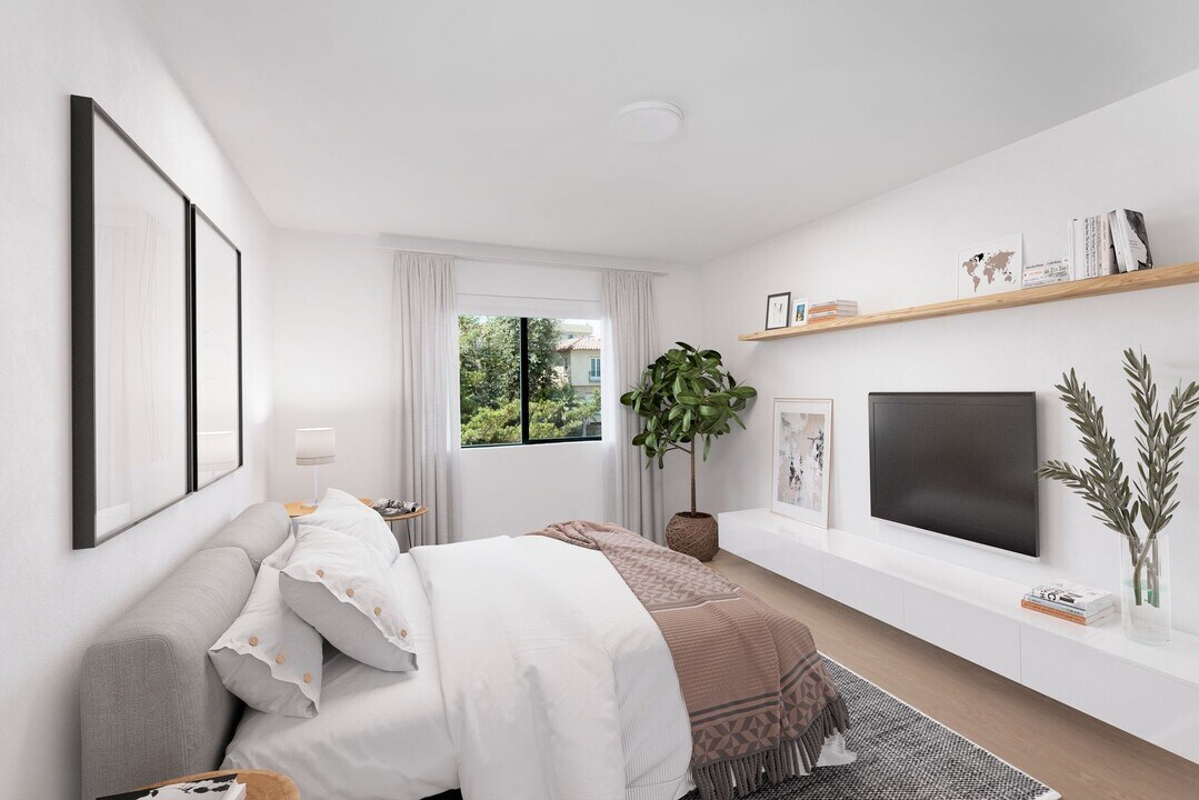 1546 Bundy Dr in Los Angeles, CA - Building Photo