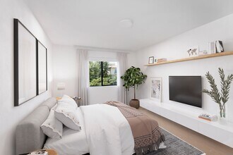 1546 Bundy Drive in Los Angeles, CA - Building Photo - Interior Photo