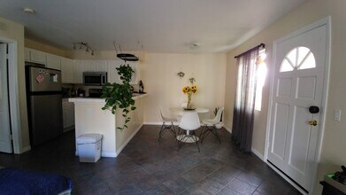 6981 Ballena Way, Unit Unit 14 in Carlsbad, CA - Foto de edificio - Building Photo