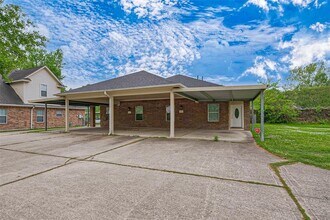 190 Davis St in Humble, TX - Building Photo - Building Photo