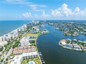 3070 Gulf Shore Blvd N in Naples, FL - Building Photo - Building Photo
