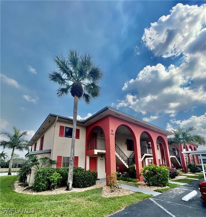 332 Charlemagne Blvd in Naples, FL - Building Photo