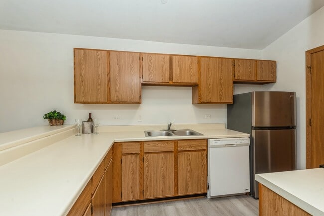 1371 Cunat Ct in Lake In The Hills, IL - Building Photo - Building Photo