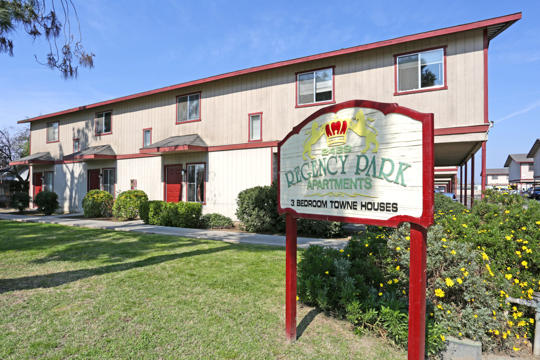 Regency Park Apartments in Sanger, CA - Foto de edificio