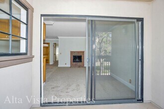8840 Villa La Jolla Dr in San Diego, CA - Building Photo - Building Photo