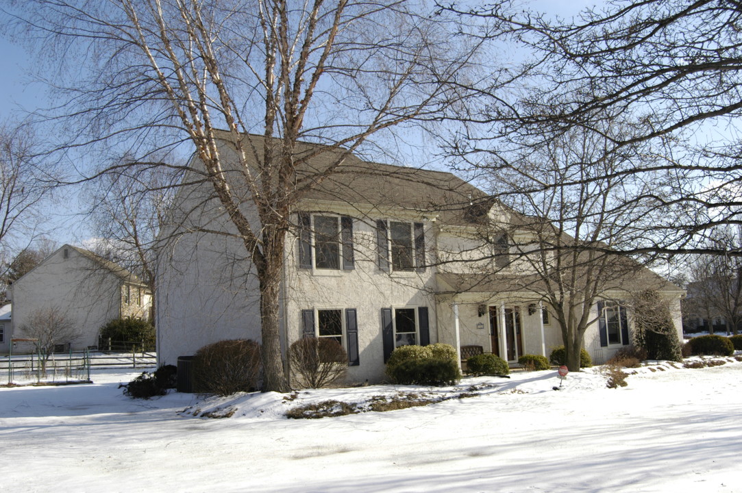 8 Country Club Rd in Phoenixville, PA - Building Photo