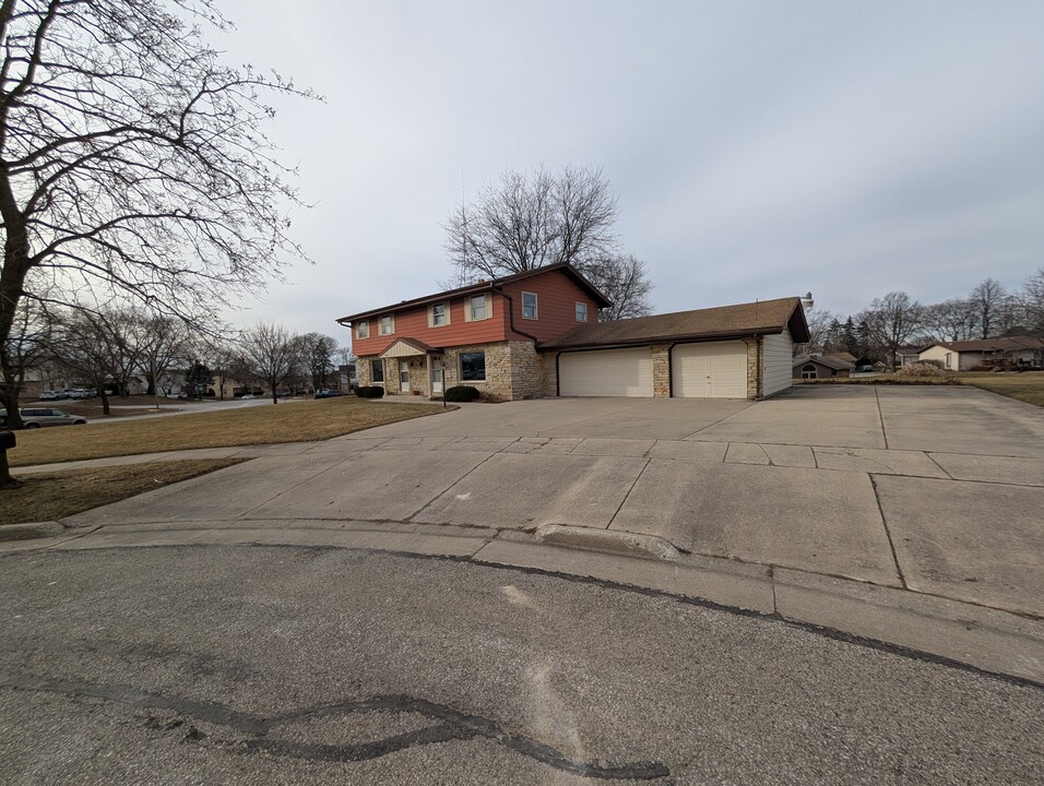 1408 Fleetfoot Dr in Waukesha, WI - Foto de edificio