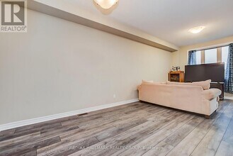 271 Mountain Sorrel Wy in Ottawa, ON - Building Photo - Building Photo