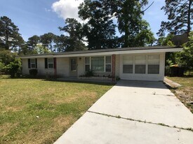 421 Barnhill Dr in Savannah, GA - Building Photo