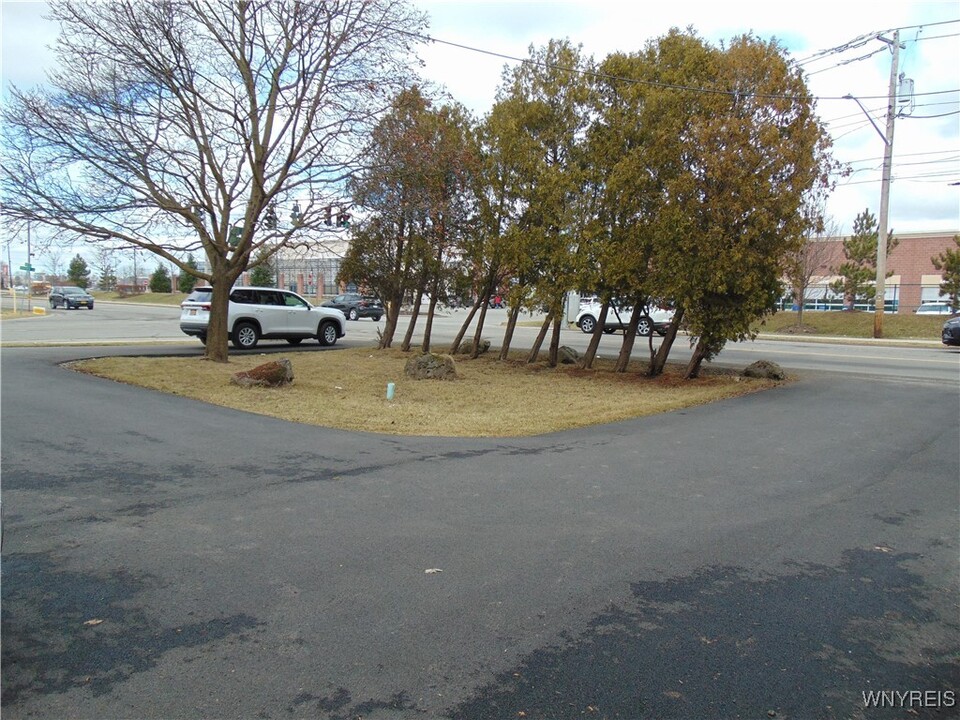 6258 Shimer Dr in Lockport, NY - Building Photo