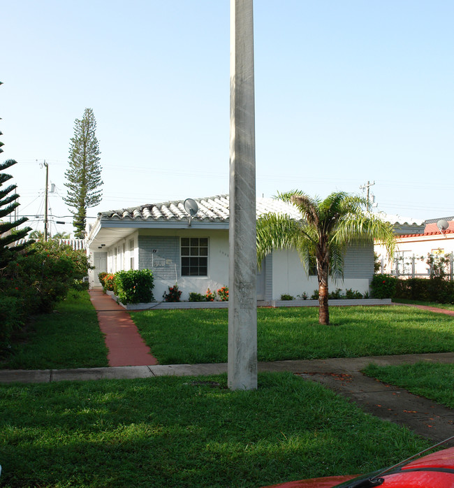 1948 NE 172nd St in Miami, FL - Building Photo - Building Photo