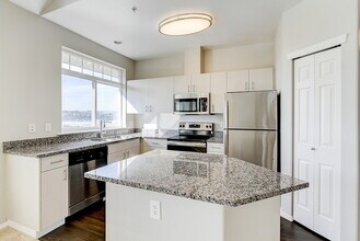 Pinnacle on Lake Washington in Renton, WA - Building Photo - Building Photo