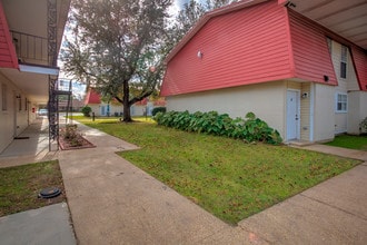 Chateau Tourraine Apartments in Pascagoula, MS - Foto de edificio - Building Photo