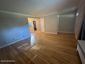 82 Manor Dr in Red Bank, NJ - Building Photo - Building Photo