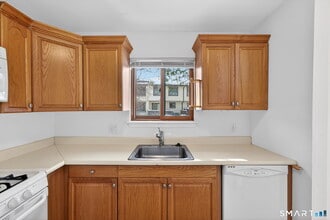 155 Cottonwood Rd in Newington, CT - Building Photo - Building Photo