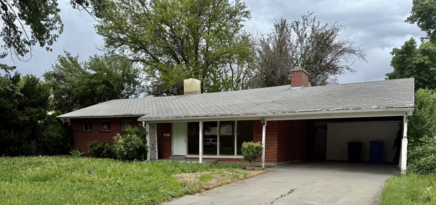 1691 Meadowmoor Rd in Holladay, UT - Building Photo