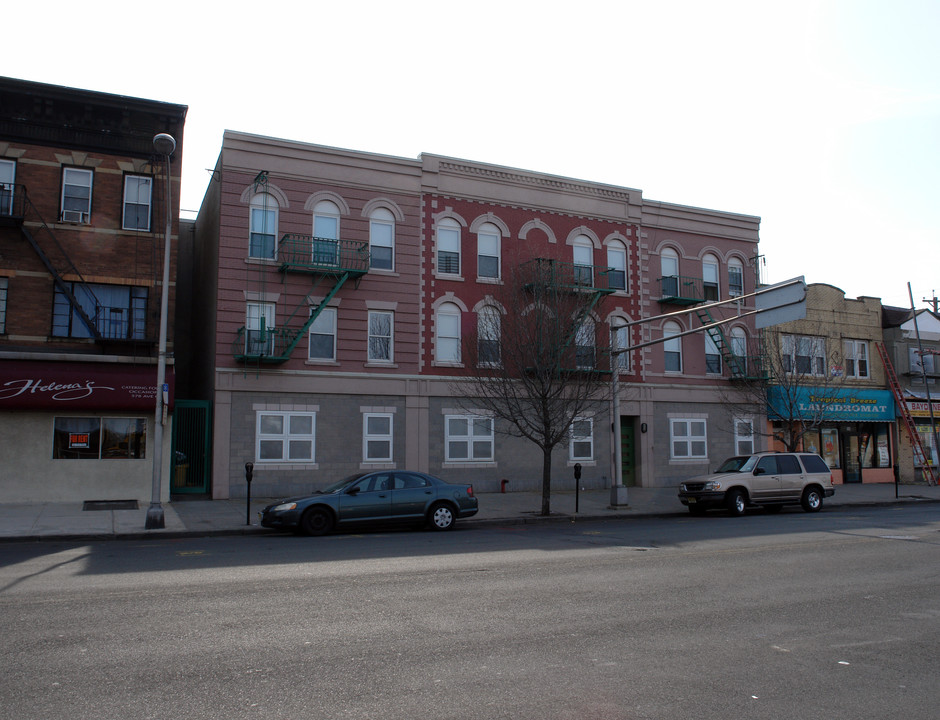 570 Avenue C in Bayonne, NJ - Building Photo