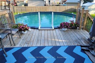 207 THOROLD Rd in Welland, ON - Building Photo