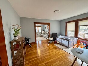 141 Walworth St, Unit 2 in Boston, MA - Foto de edificio - Building Photo