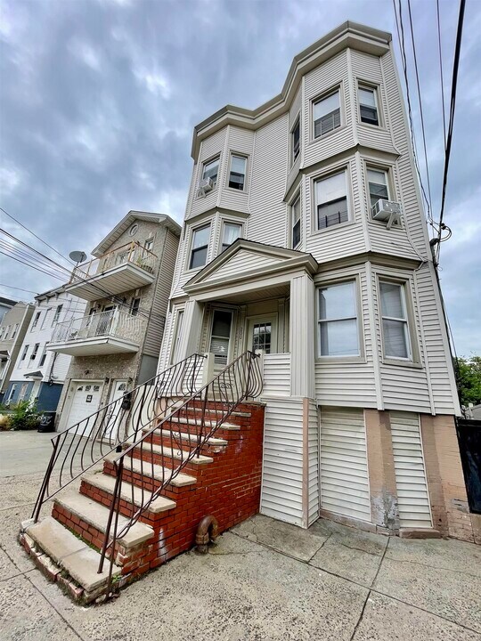 200 Nunda Ave-Unit -G in Jersey City, NJ - Building Photo