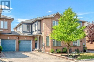 123 Pinedale Gate in Vaughan, ON - Building Photo