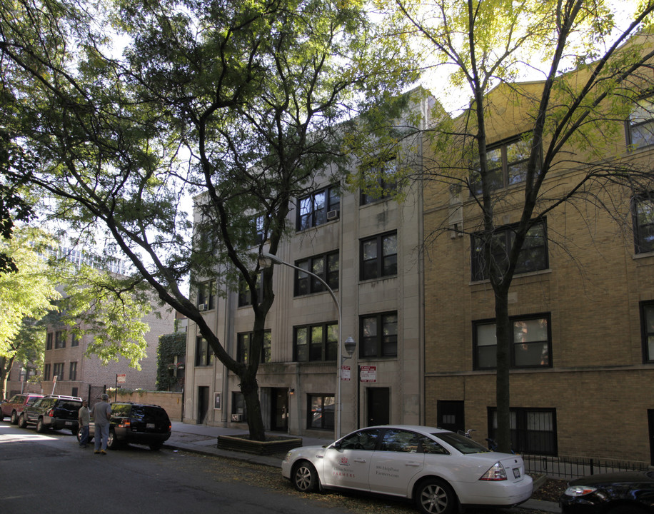 3738 N Pine Grove Ave in Chicago, IL - Building Photo