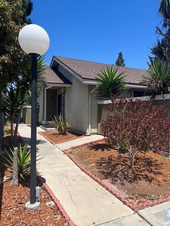 2424 Adirondack Row in San Diego, CA - Building Photo - Building Photo