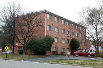 Foxcroft Terrace Apartments in Arlington, VA - Building Photo - Building Photo