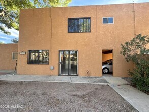 6536 Calle La Paz in Tucson, AZ - Foto de edificio - Building Photo