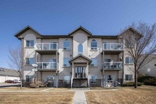 7 Crystal Ridge Cove in Strathmore, AB - Building Photo