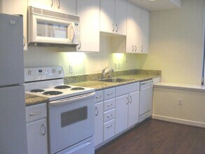 260 King St, Unit Junior Bedroom in San Francisco, CA - Building Photo - Building Photo