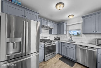 816 King Georges Rd in Woodbridge Township, NJ - Foto de edificio - Building Photo