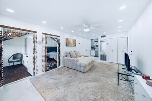 129 Lake Carol Dr in West Palm Beach, FL - Building Photo