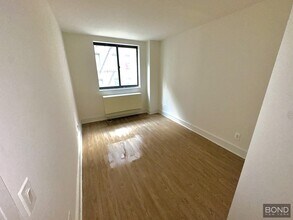 323 W 96th St in New York, NY - Building Photo - Building Photo