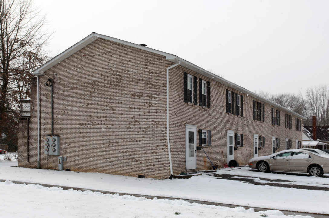 1046 Harrison St in Milton, WV - Building Photo