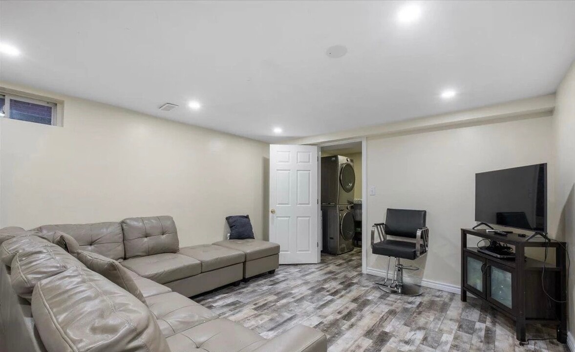 67 Shady Pine Cir in Brampton, ON - Building Photo
