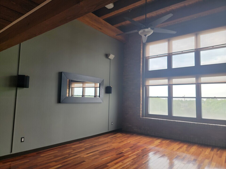 1545 Arboretum Dr, Unit 313 in Oshkosh, WI - Building Photo