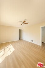 4064 S Muirfield Rd in Los Angeles, CA - Foto de edificio - Building Photo