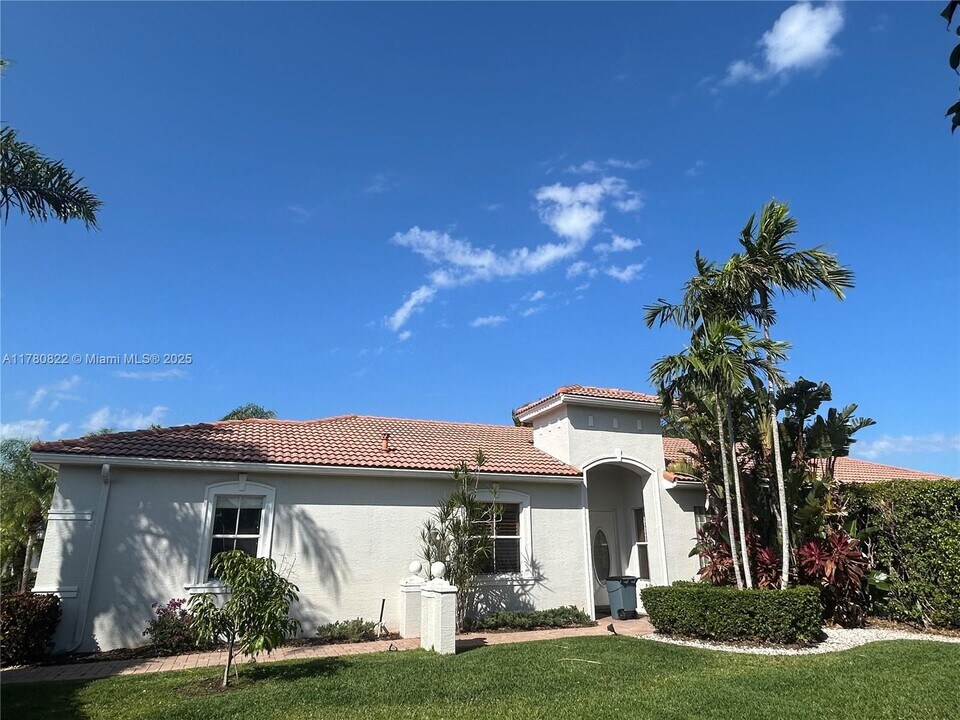 240 Isle Verde Way in Palm Beach Gardens, FL - Building Photo