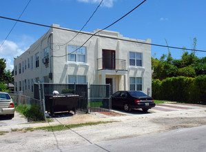 771 NE 126th St in North Miami, FL - Foto de edificio - Building Photo