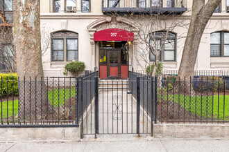 767 Eastern Pky in Brooklyn, NY - Foto de edificio - Building Photo
