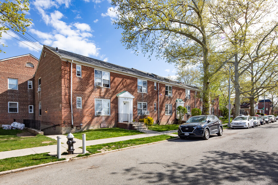 19207 42nd Ave in Flushing, NY - Building Photo