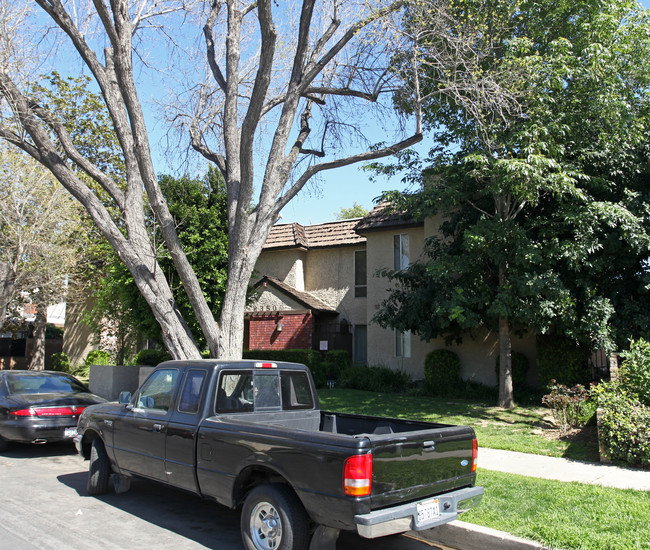 8350 Amigo Ave in Northridge, CA - Building Photo - Building Photo