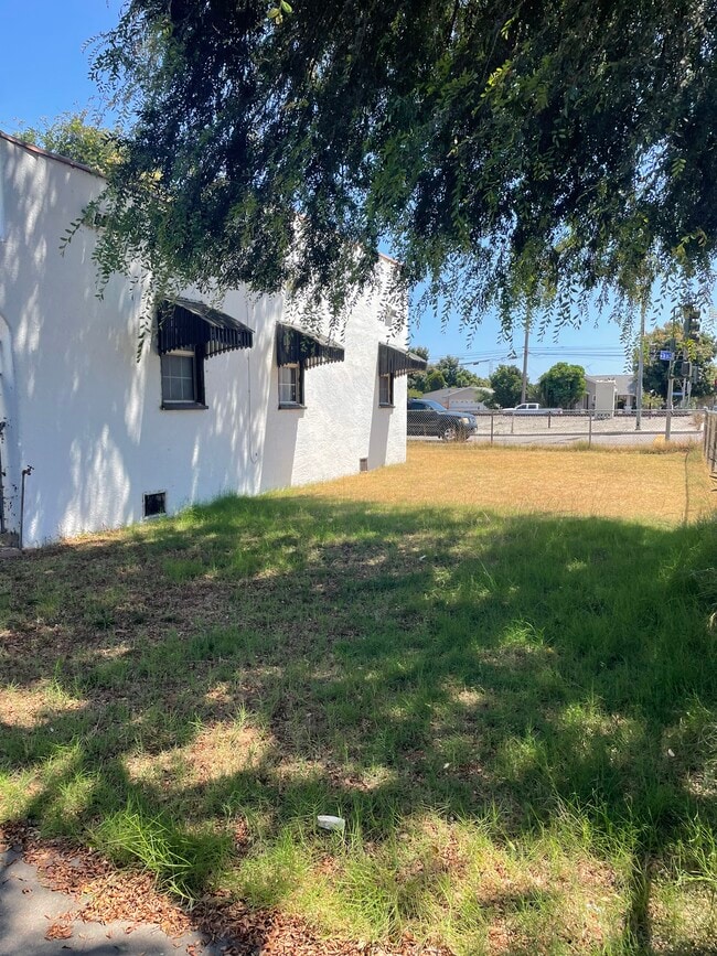 3903 Independence Ave in South Gate, CA - Foto de edificio - Building Photo