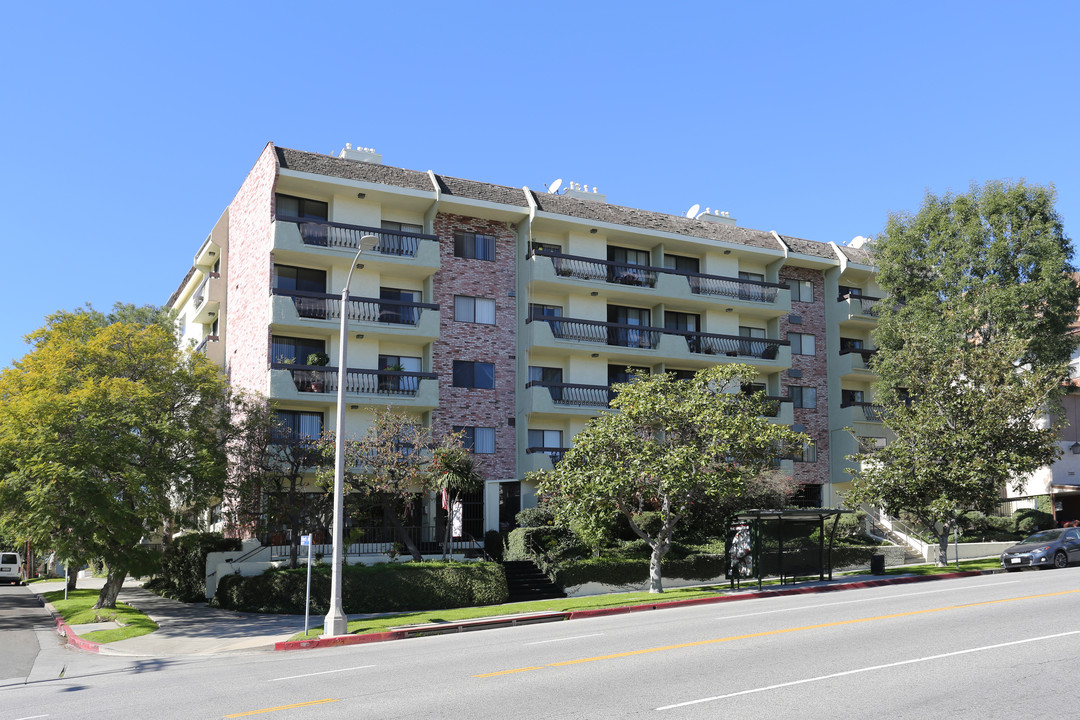 Wellworth Towers Apartments in Los Angeles, CA - Building Photo